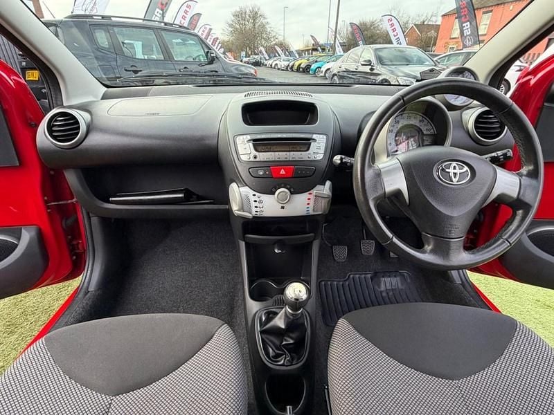 Used Toyota Aygo 68 HP (50 kW) 2014 Red Hatchback