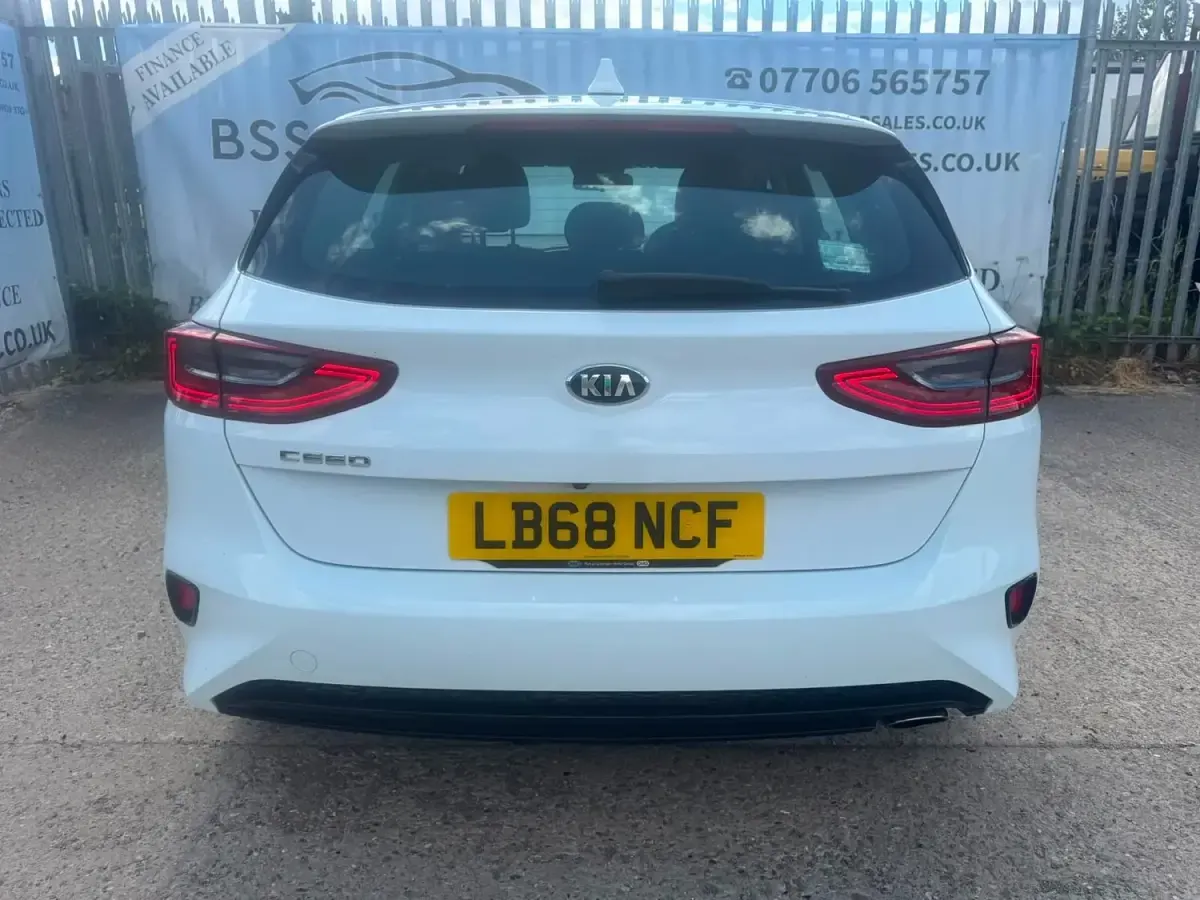 Used Kia Ceed 114 HP (83 kW) 2019 White Hatchback