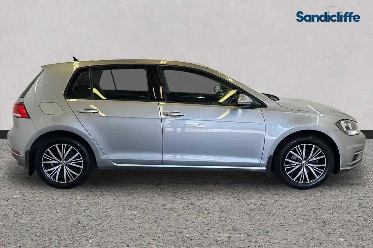 Used VW Golf VII SE 110 HP (80 kW) 2017 Silver Hatchback