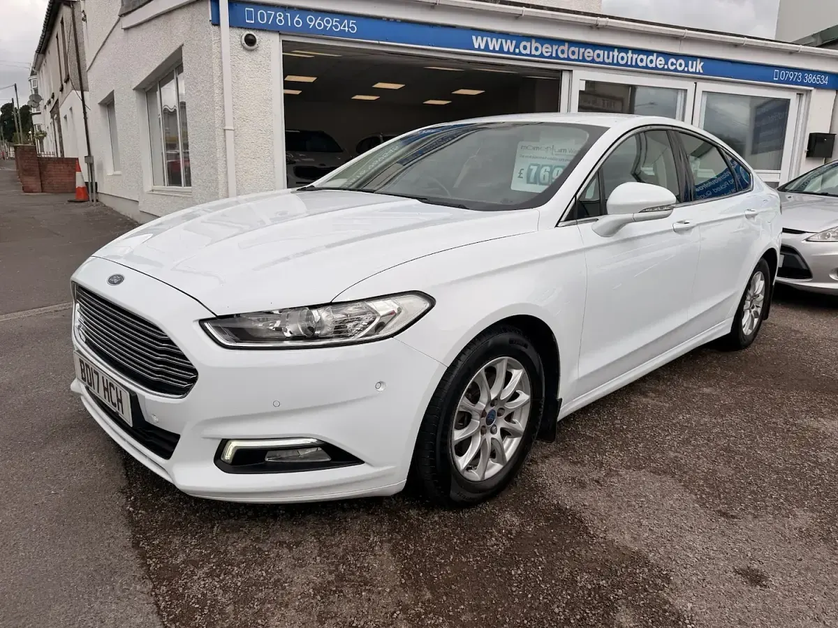 Used Ford Mondeo Zetec 120 HP (88 kW) 2017 White Hatchback