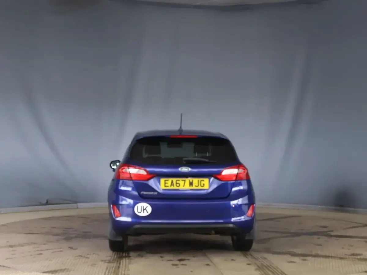 Begagnad Ford Fiesta Titanium 2017 Blå Halvkombi