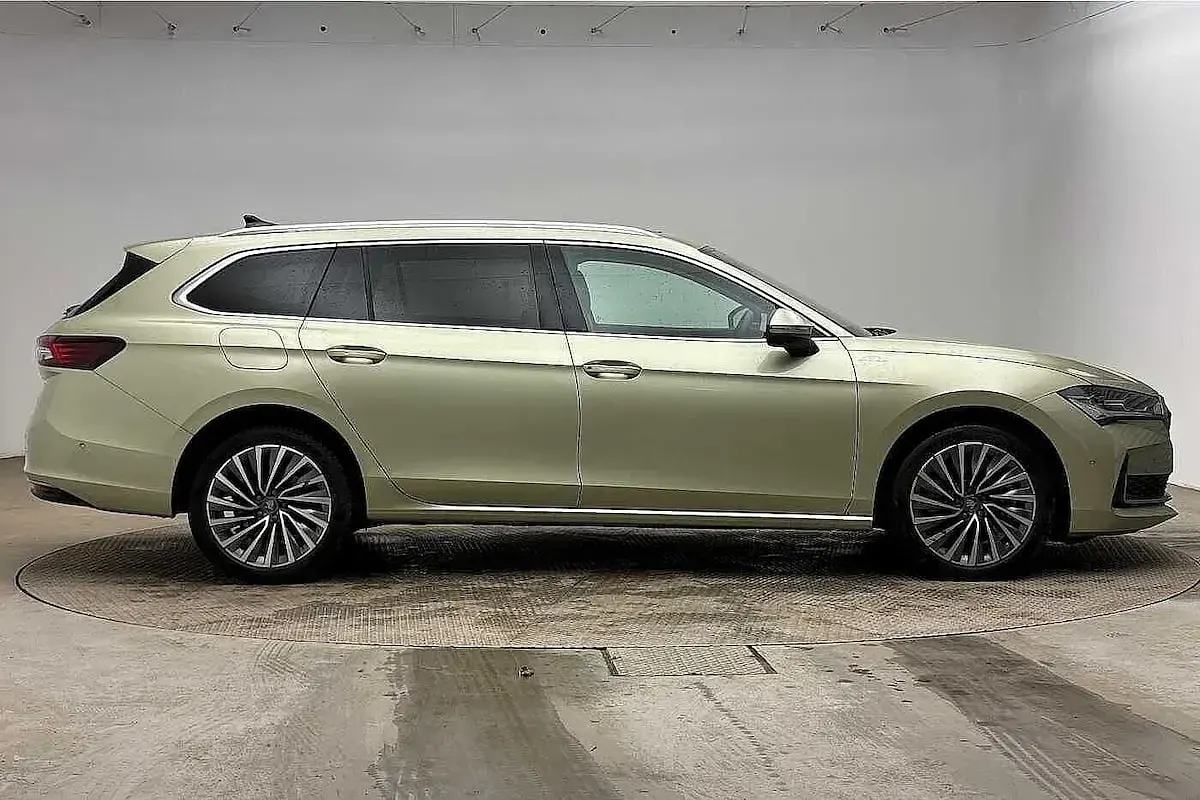 Usado Skoda Superb LAURIN & KLEMENT 190 HP (139 kW) 2025 Amarelo Carrinha