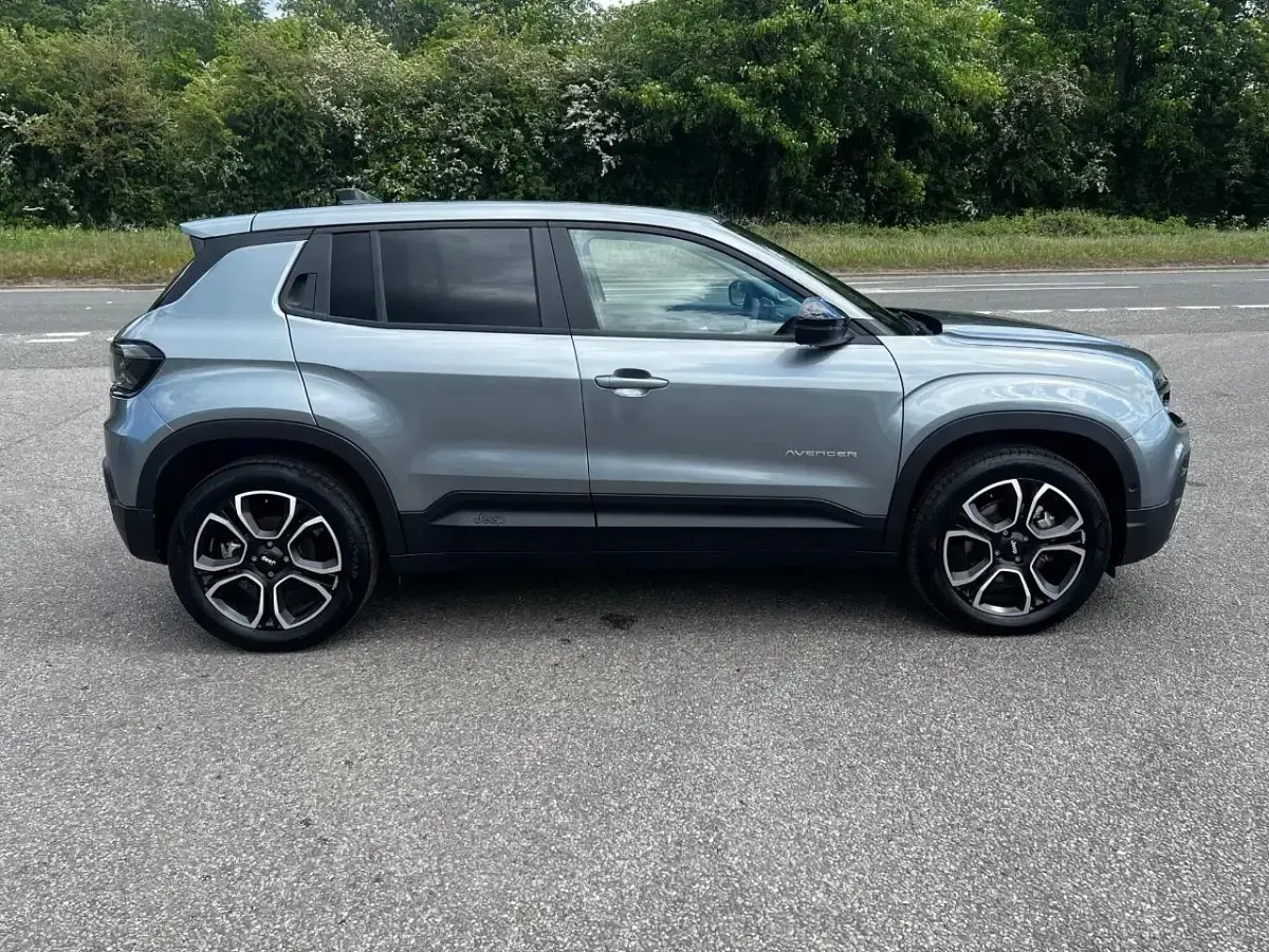Begagnad Jeep Avenger EV Summit 113 kW (154 HK) 2025 Grå SUV