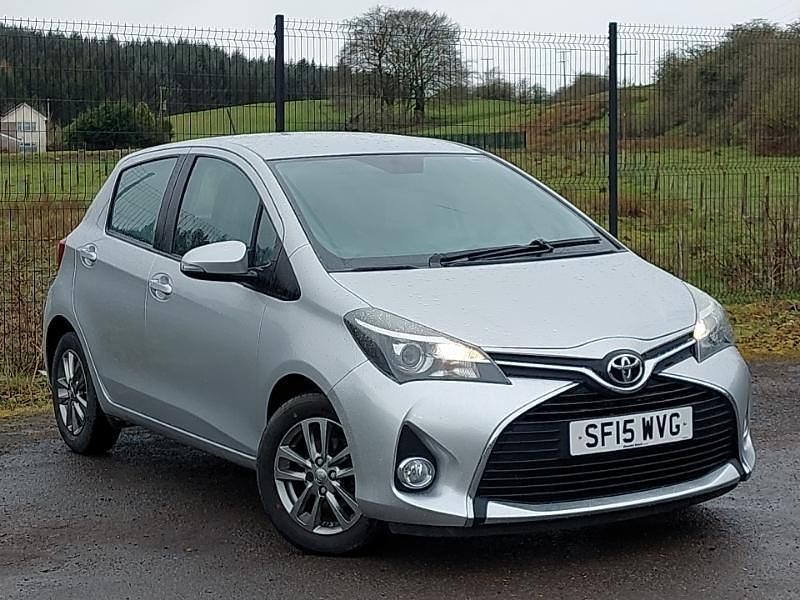 Used Toyota Yaris 69 HP (50 kW) 2015 Silver Hatchback