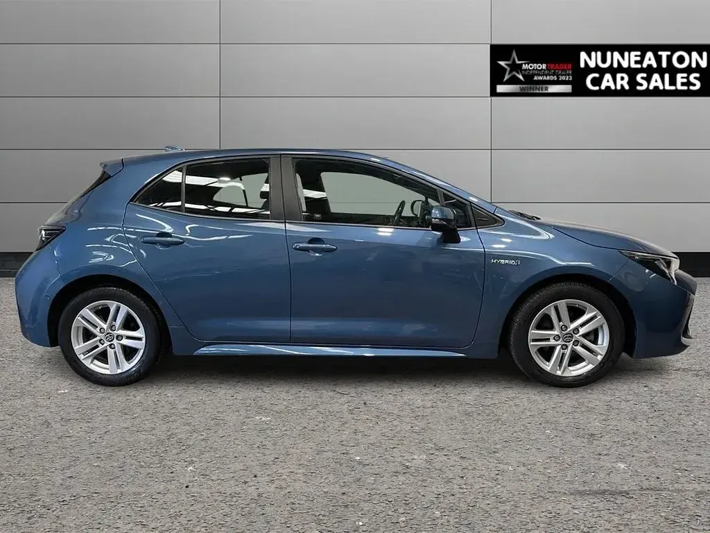 Used Toyota Corolla 122 HP (89 kW) 2020 Blue Hatchback