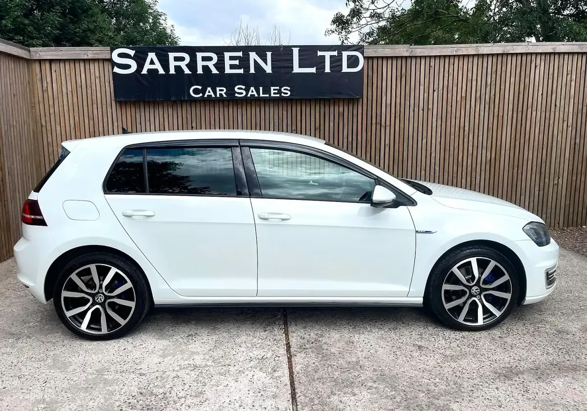 Used VW Golf VII GTE 2016 White Hatchback