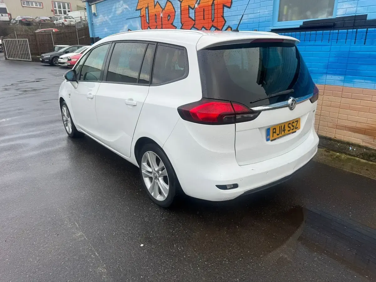 Used Vauxhall Zafira Tourer SRi 130 HP (95 kW) 2014 White MPV