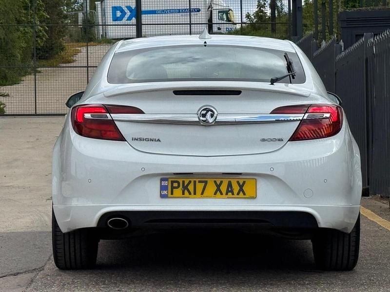 Second-hand Vauxhall Insignia Edition 2017 Alb Hatchback