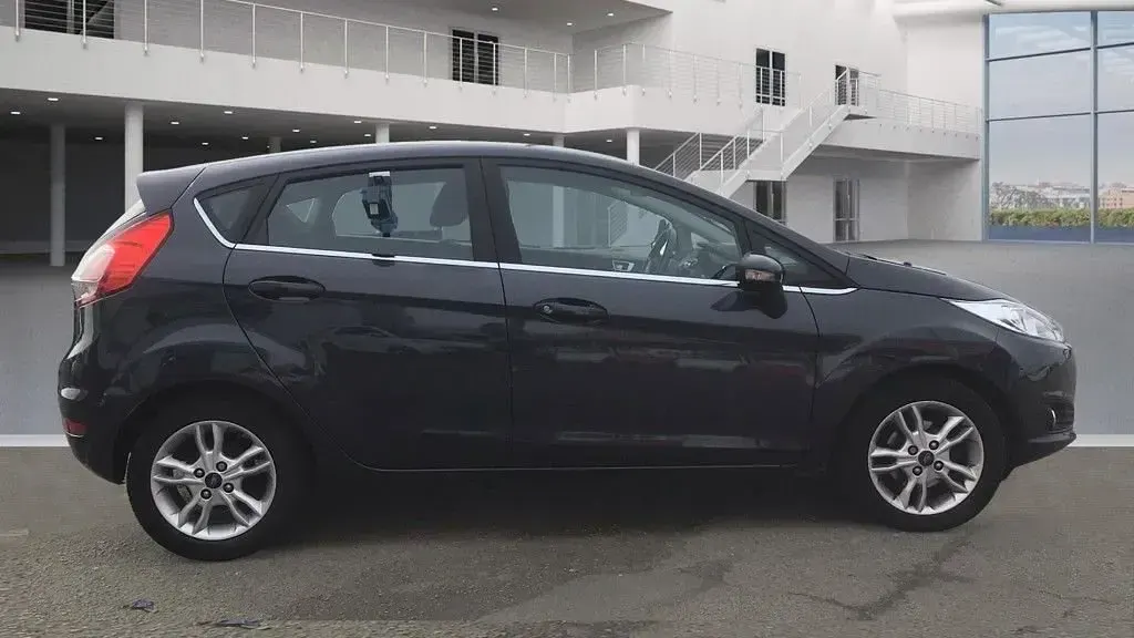 Używany Ford Fiesta Zetec 100 KM (73 kW) 2014 Szary Hatchback