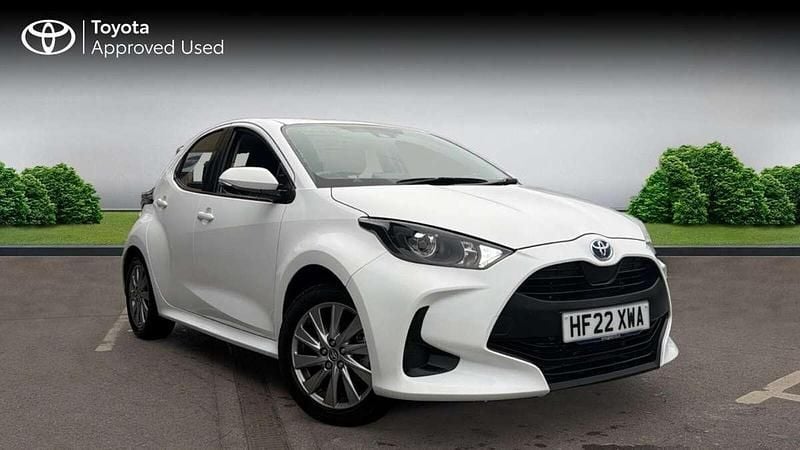 Pure white Used 2022 Toyota Yaris Hybrid Hatchback | £16,358 (Super price) - Image 1/4