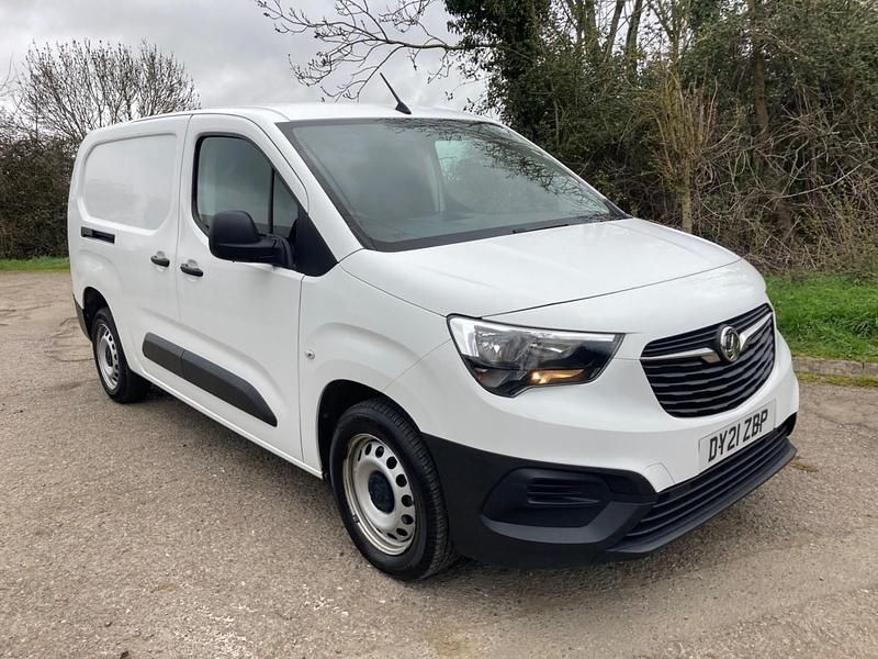 Second-hand Vauxhall Combo 100 CP (73 kW) 2021 Alb Monovolum