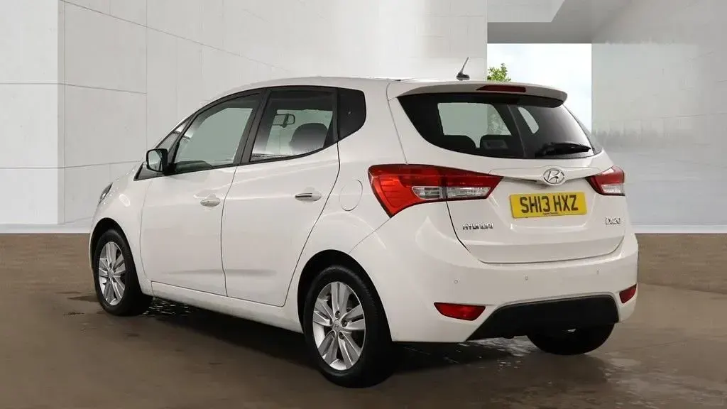 Used Hyundai ix20 Style 125 HP (91 kW) 2013 White Hatchback