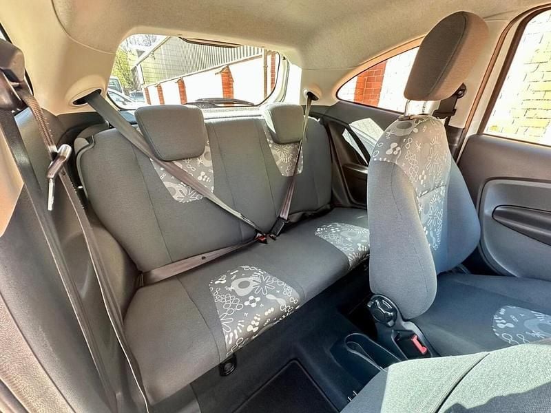 Used Ford Ka 69 HP (50 kW) 2013 White Hatchback