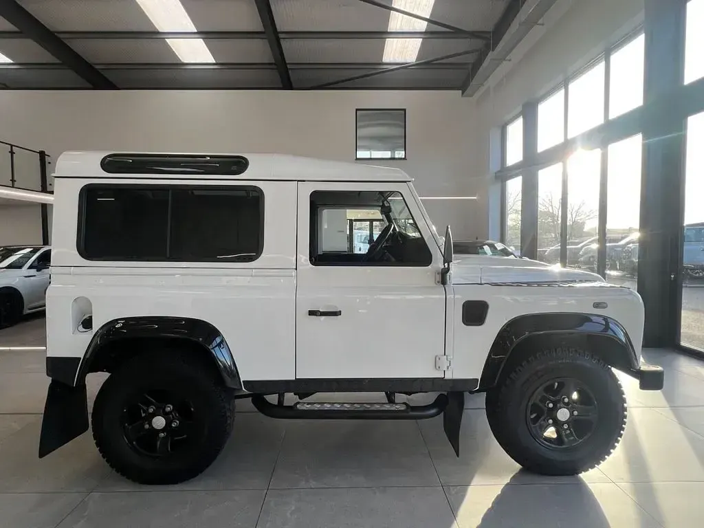 Used Land Rover Defender 122 HP (89 kW) 2013 White Estate