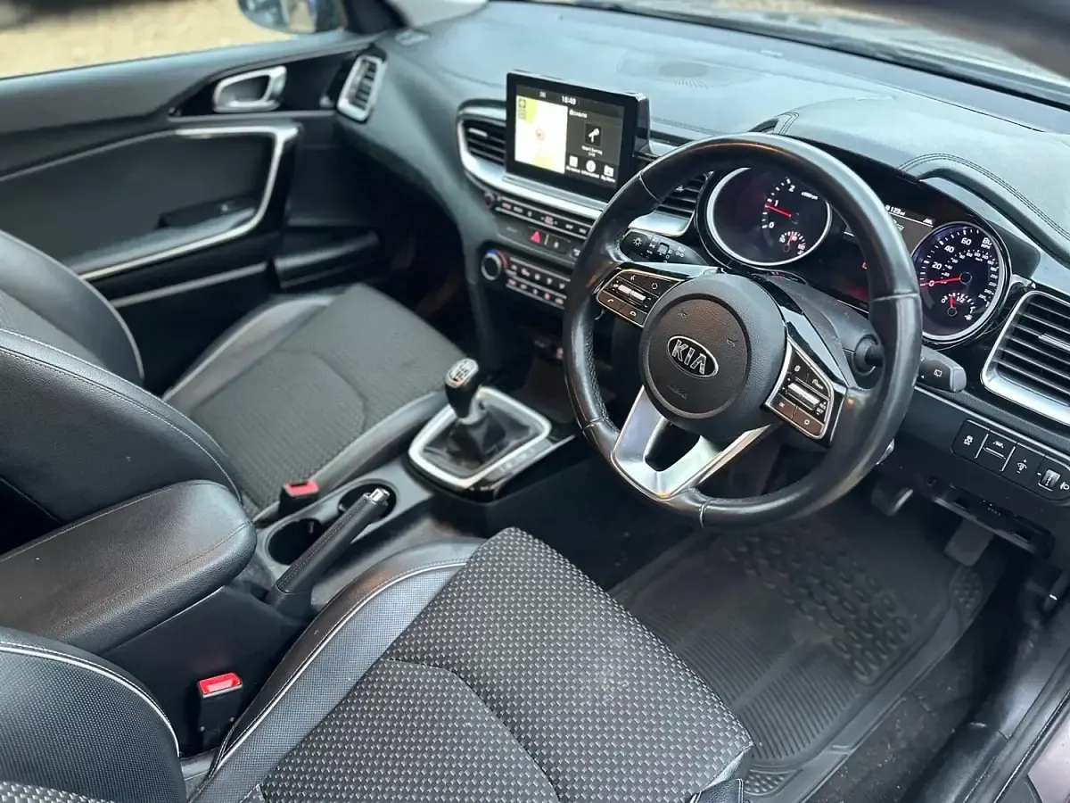 Used Kia Ceed 114 HP (83 kW) 2019 Brown Hatchback