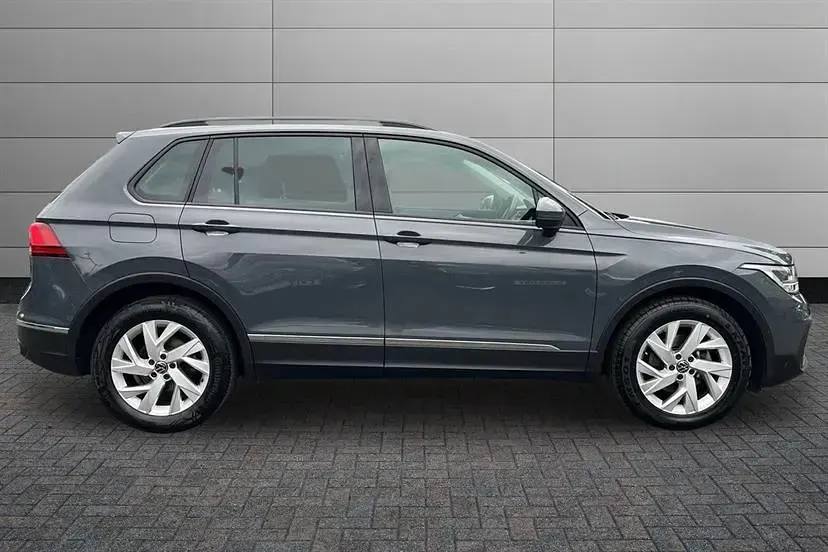 Usado VW Tiguan Life 150 HP (110 kW) 2023 Cinzento SUV