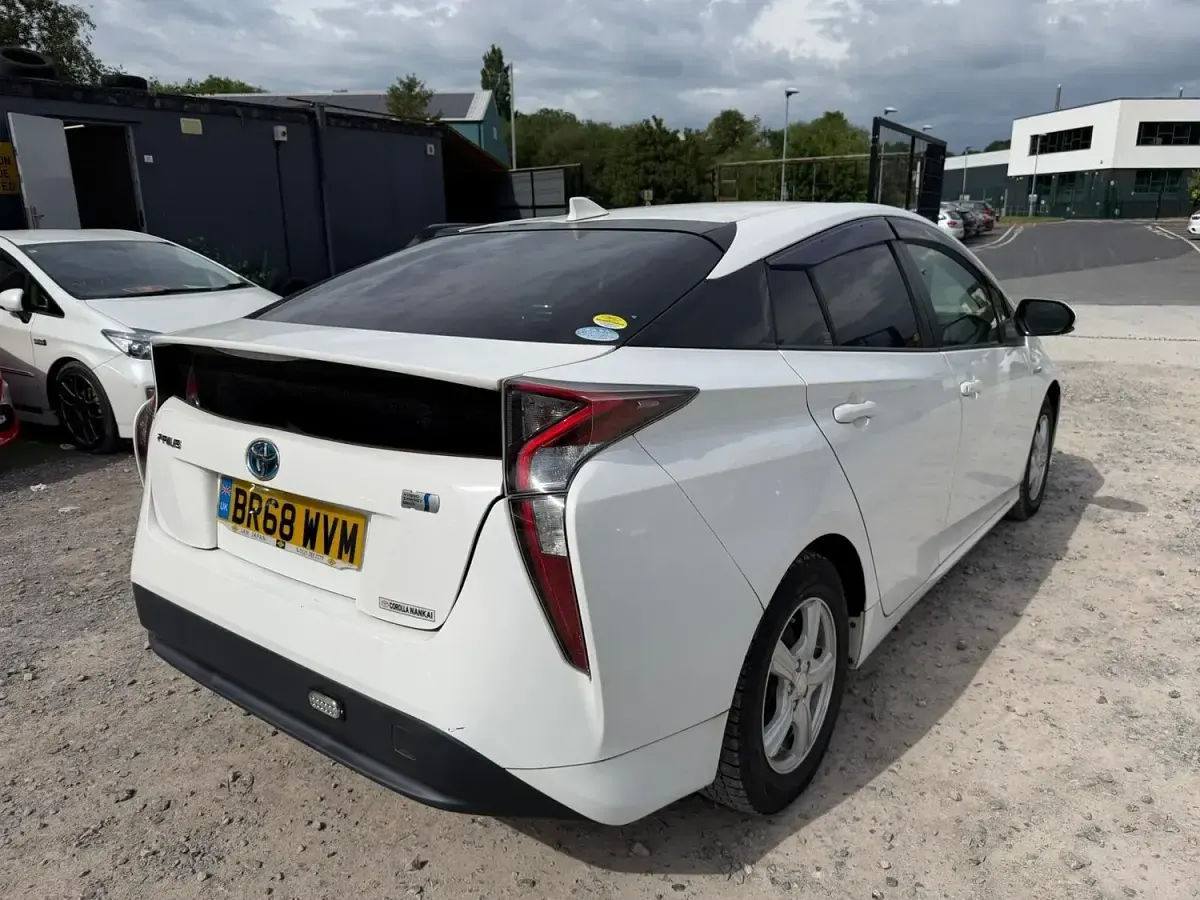 Used Toyota Prius 140 HP (102 kW) 2026 White Hatchback