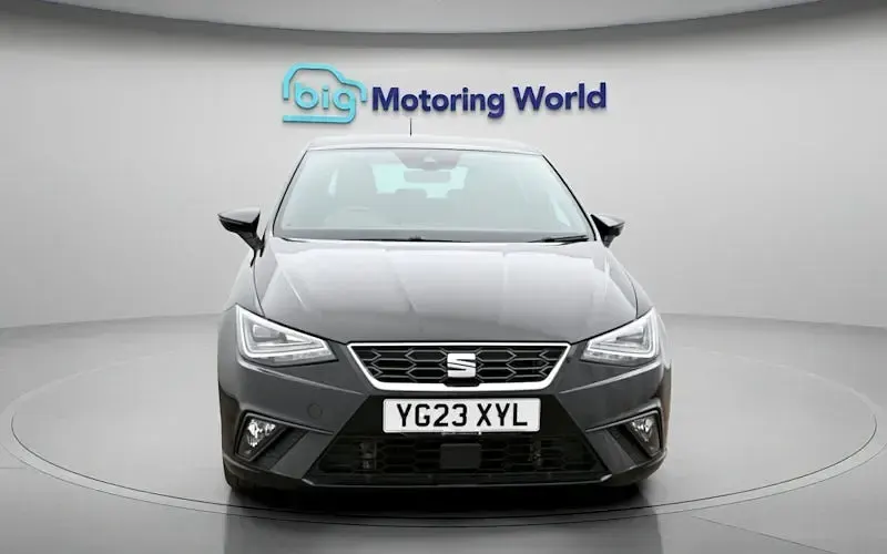 Usado Seat Ibiza FR 110 CV (80 kW) 2023 Negro Utilitario