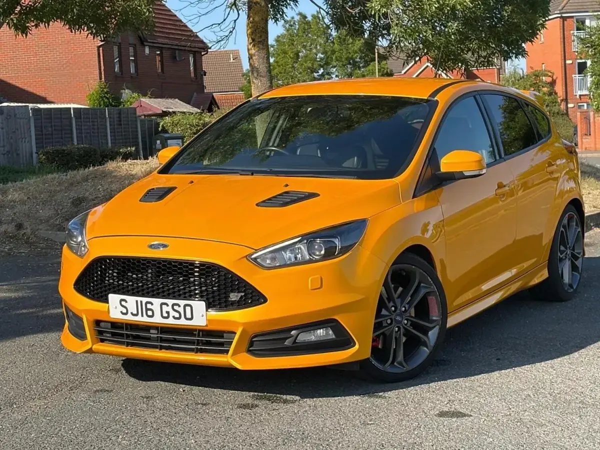 Used Ford Focus ST 185 HP (136 kW) 2016 Yellow Hatchback