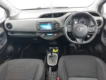 Used Toyota Yaris Hybrid 100 HP (73 kW) 2017 White Hatchback