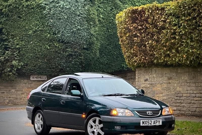 Green Used 2002 Toyota Avensis Hatchback | £1,999 - Image 1/1