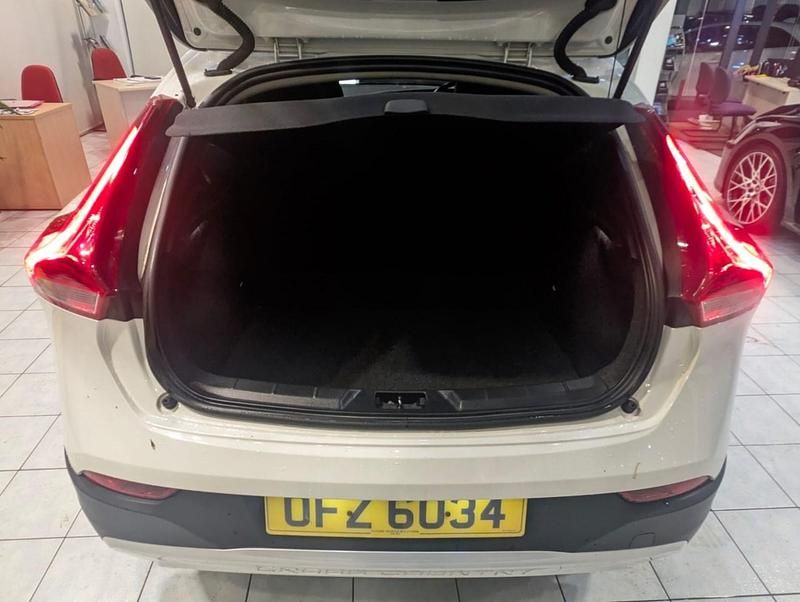 Used Volvo V40 2013 White Hatchback