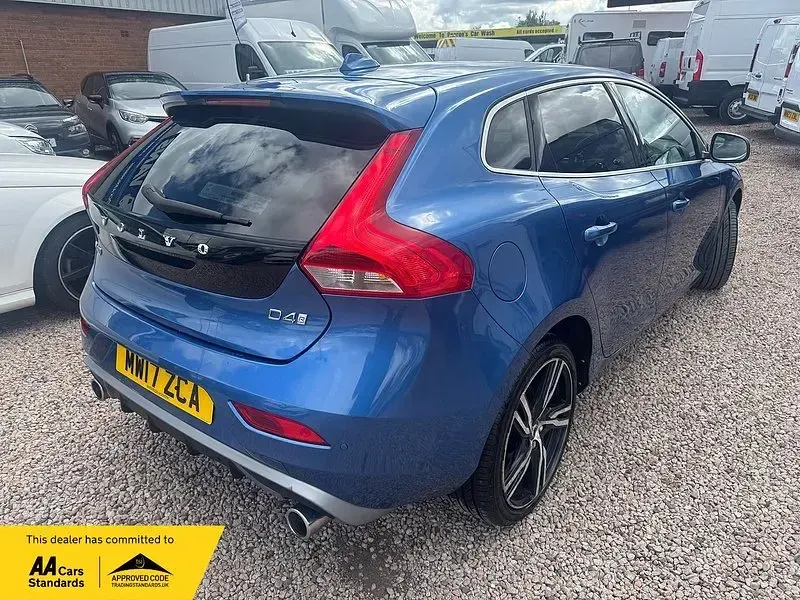 Used Volvo V40 R-Design Pro 190 HP (139 kW) 2017 Blue Hatchback