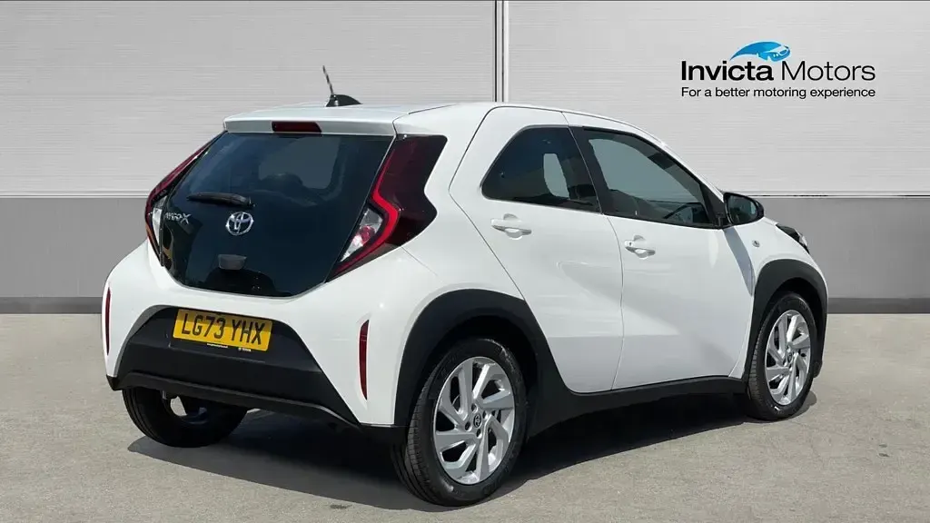Used Toyota Aygo X PURE 72 HP (52 kW) 2023 White SUV