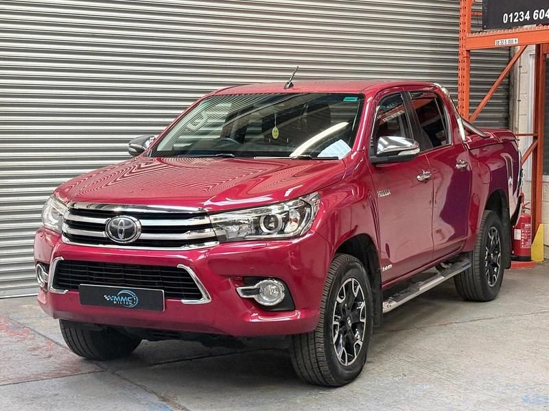 Used Toyota HiLux 150 HP (110 kW) 2016 Red Pickup