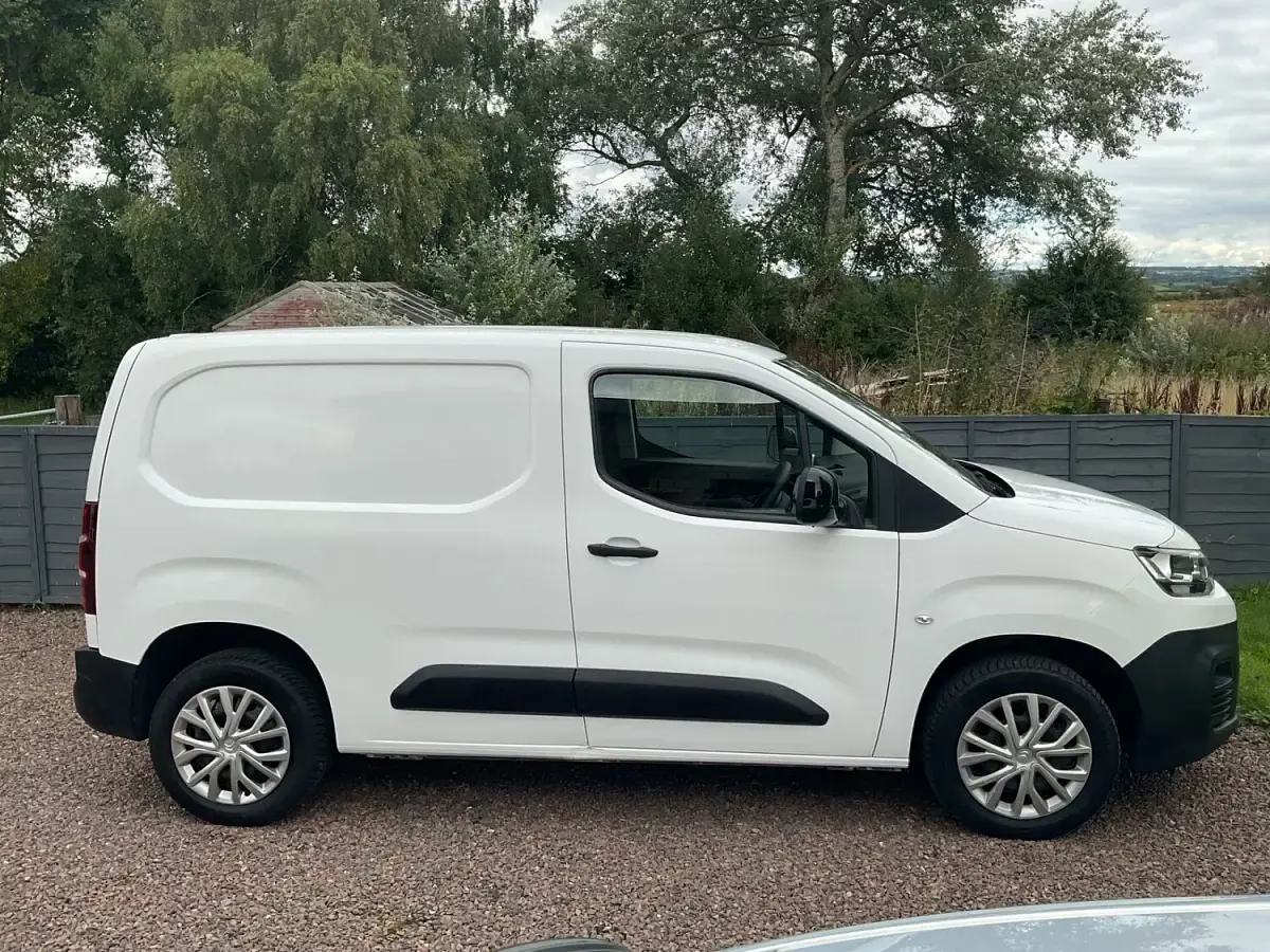Used Citroën Berlingo 100 HP (73 kW) 2022 White MPV