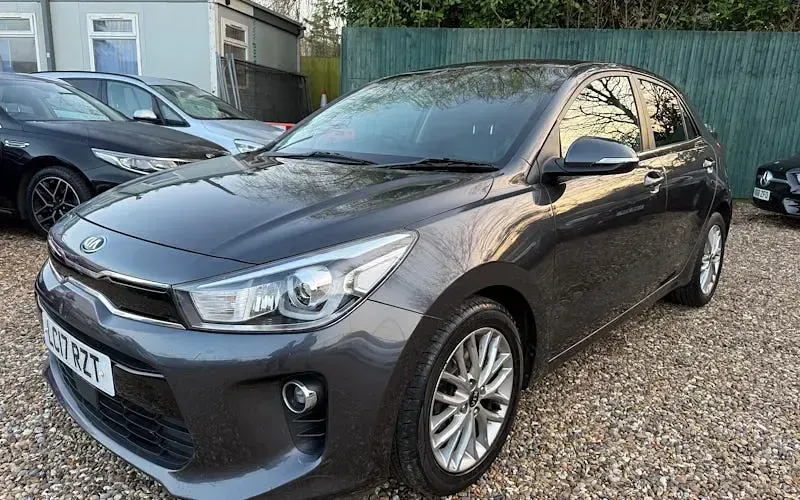 Usado Kia Rio 90 HP (66 kW) 2017 Cinzento Citadino