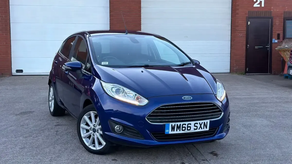 Begagnad Ford Fiesta Titanium 2016 Blå Halvkombi