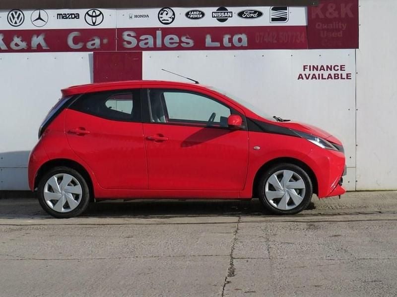 Used Toyota Aygo X-play 71 HP (52 kW) 2018 Red Hatchback