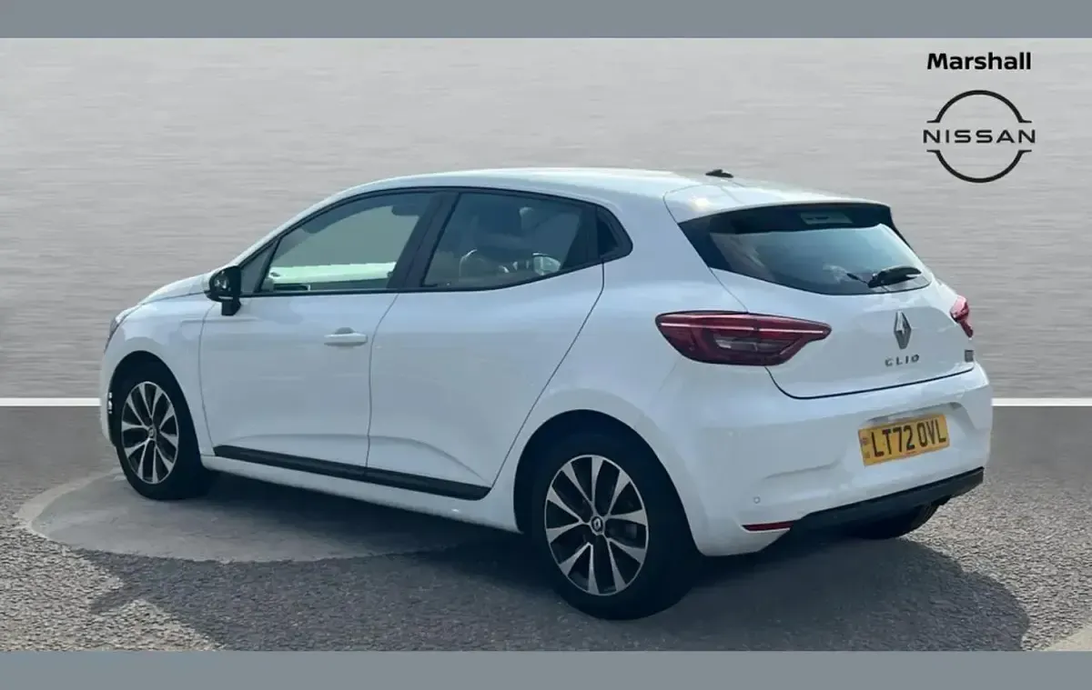 Used Renault Clio Iconic 138 HP (101 kW) 2022 White Hatchback