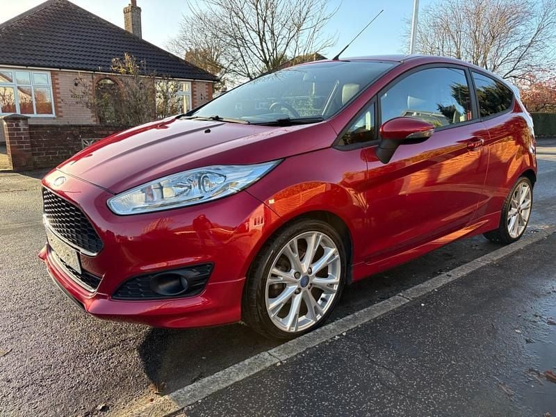 Used Ford Fiesta Zetec 125 HP (91 kW) 2015 Red Hatchback