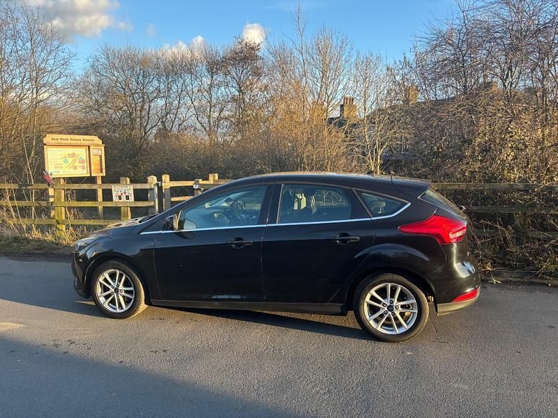 Used Ford Focus Zetec 125 HP (91 kW) 2015 Black Hatchback