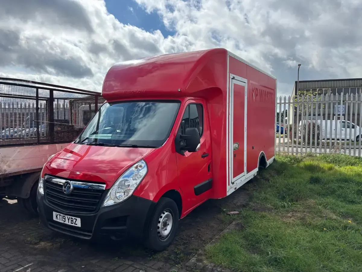 Begagnad Vauxhall Movano 130 HK (95 kW) 2019 Röd Minibuss