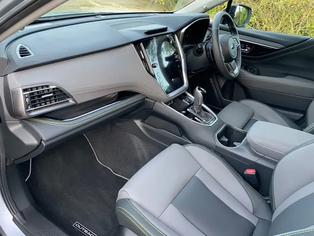 Usado Subaru Outback 180 CV (132 kW) 2025 Plateado Familiar