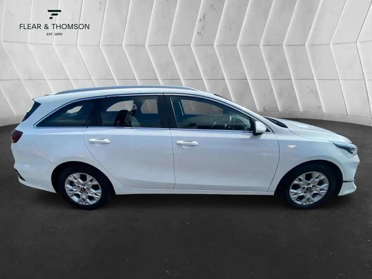 Used Kia Ceed 2022 White Hatchback