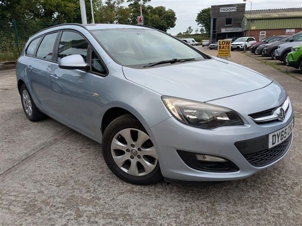 Silver Used 2016 Vauxhall Astra Design Edition Estate | £2,995 (Fair price) - Image 1/1
