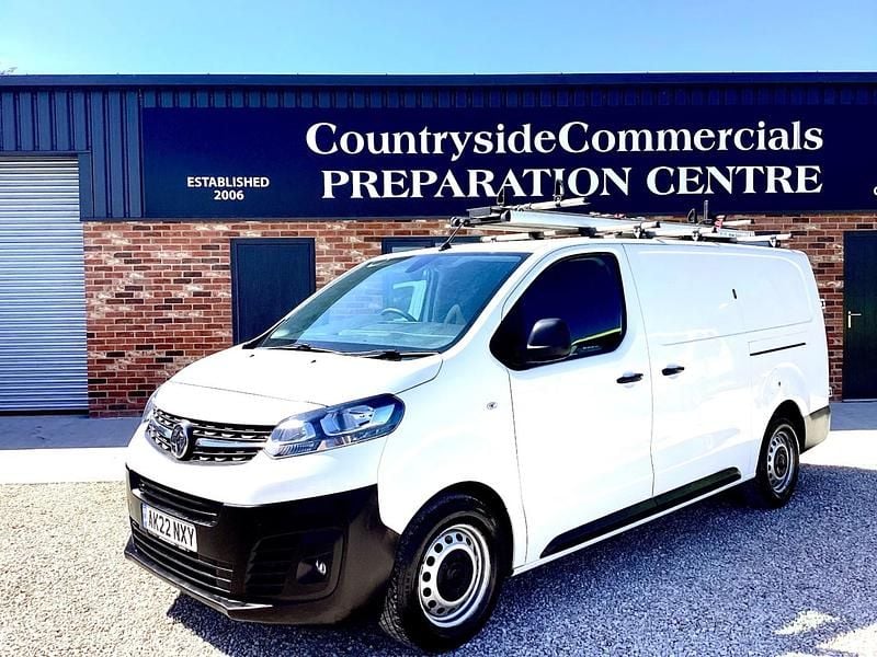 Second-hand Vauxhall Vivaro 100 CP (73 kW) 2022 Alb Monovolum