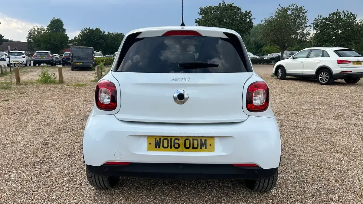 Used Smart ForFour 90 HP (66 kW) 2016 White Hatchback