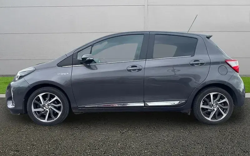 Second-hand Toyota Yaris Hybrid 101 CP (74 kW) 2020 Hatchback