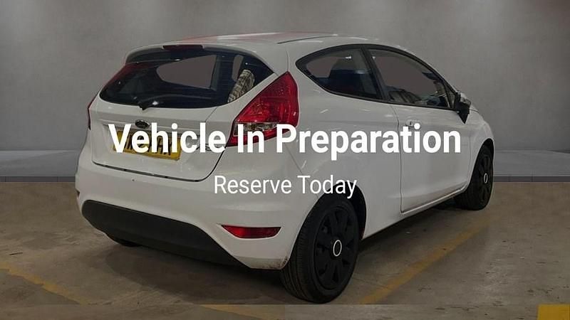 Usado Ford Fiesta Zetec 82 CV (60 kW) 2012 Rojo Utilitario