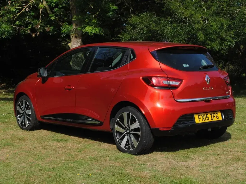 Used Renault Clio IV Dynamique 90 HP (66 kW) 2015 Red Hatchback
