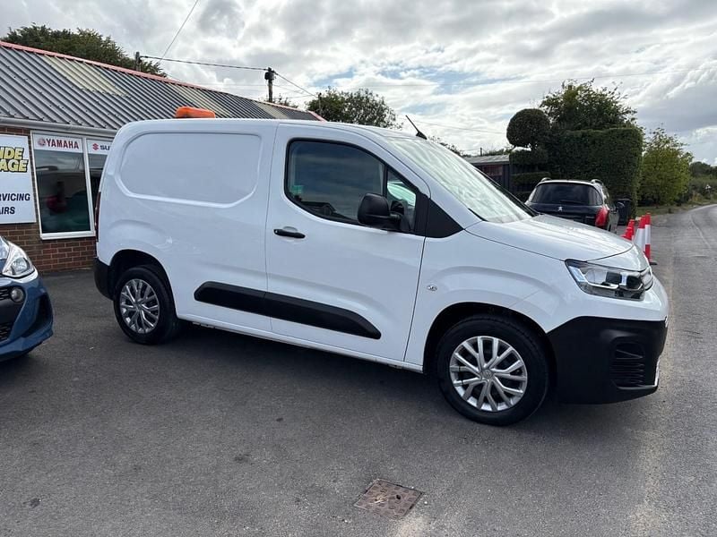 White Used 2020 Citroën Berlingo MPV | £7,995 (Good price) - Image 1/4