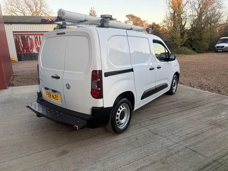 Used Vauxhall Combo 100 HP (73 kW) 2019 White MPV