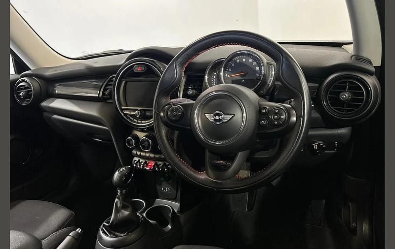 Used Mini Cooper Hatch 134 HP (98 kW) 2017 Red Hatchback