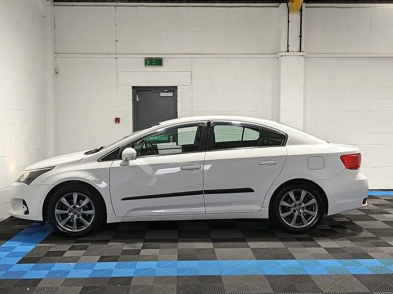Used Toyota Avensis T4 147 HP (108 kW) 2013 White Sedan