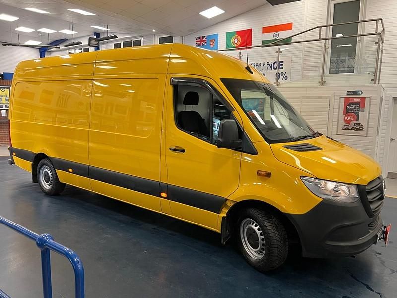 Used Mercedes Sprinter Progressive 143 HP (105 kW) 2020 Yellow Van